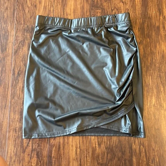 Shein Faux Leather Skirt - Picture 1 of 3
